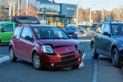 Unfall: Am Plauener Stadtbad hat es erneut gekracht - Dieser Pkw war auf der Hofer Straße im Bereich Am Anger mit einem anderen Auto zusammengestoßen. Laut Polizei gab es einen Vorfahrtsfehler.