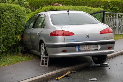 Unfall am Samstagmorgen in Bad Schlema: Eine Person leicht verletzt - Der Peugeot kam in einer Hecke zum Stehen.