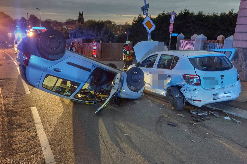 Unfall am Sportplatz in Mittweida: Renault landet auf Dach - Die Polizei ermittelt zum Unfallhergang.