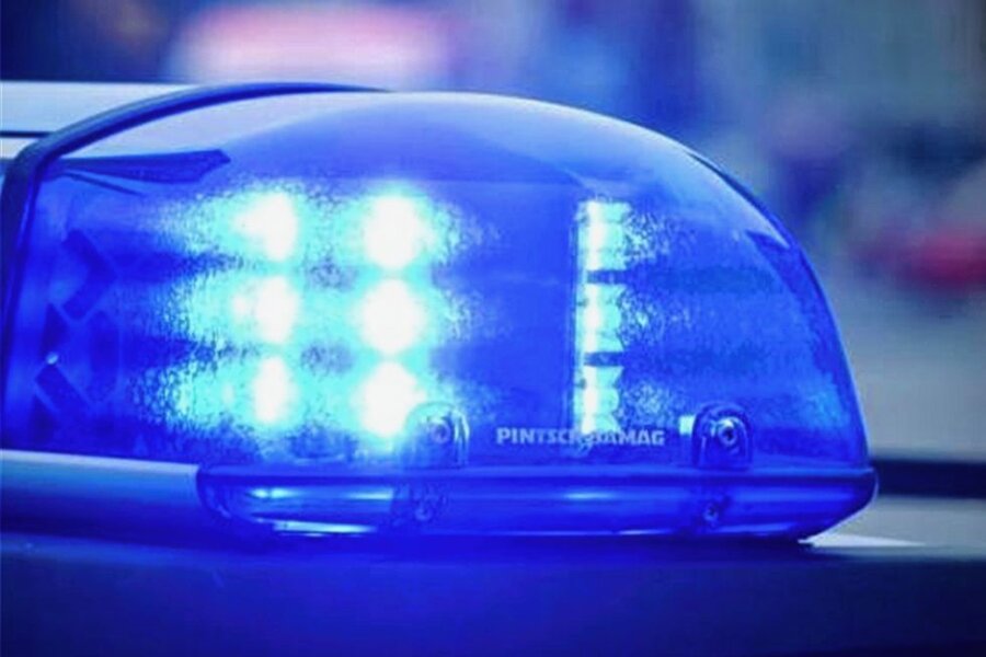 Unfall an A72-Auffahrt Zwickau-West: Ampel wird stark beschädigt - Die Polizei beziffert den Schaden an der Ampel auf 10.000 Euro. 
