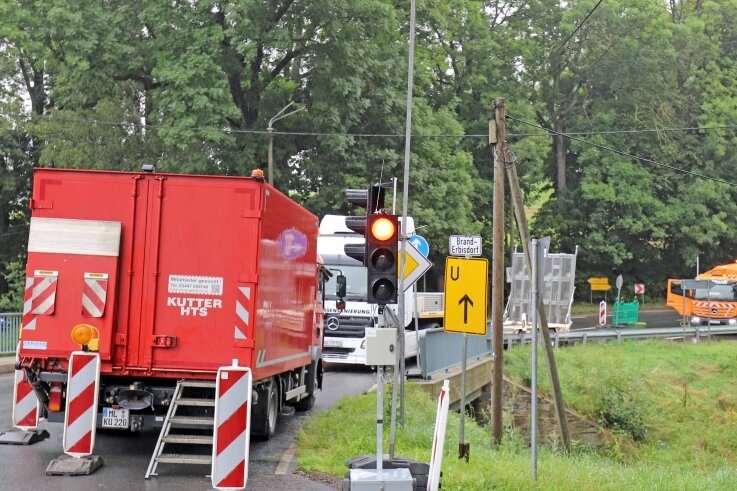 Unfall an Baustelle - Stau - Auf der B 173 in Oberschöna gibt es voraussichtlich noch bis Samstag eine Fahrbahnverengung mit Ampelregelung. Grund sind Asphaltarbeiten auf der Dorfstraße in Richtung St. Michaelis . 