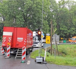 Unfall an Baustelle - Stau - Auf der B 173 in Oberschöna gibt es voraussichtlich noch bis Samstag eine Fahrbahnverengung mit Ampelregelung. Grund sind Asphaltarbeiten auf der Dorfstraße in Richtung St. Michaelis . 