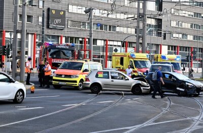 Unfall an Chemnitzer Zentralhaltestelle bremst auch Bus und Bahn aus - Unfall an der Zentralhaltestelle