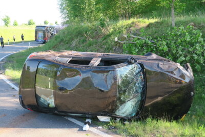 Unfall an der A72: Mannschaftsbus des FC Erzgebirge Aue beschädigt - 