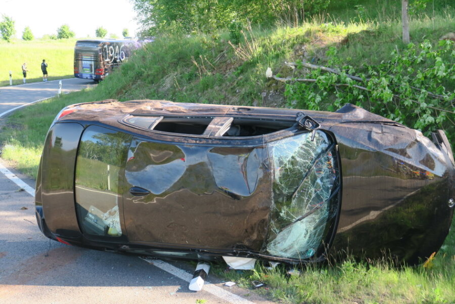 Unfall an der A72: Mannschaftsbus des FC Erzgebirge Aue beschädigt - 