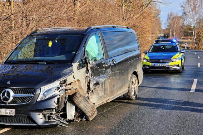Unfall an der Dänkritzer Schmiede in Neukirchen: Mercedes und Dodge knallen zusammen - Auf der Harthstraße zwischen Crimmitschau und Zwickau stand aufgrund der Bergungsarbeiten zeitweise nur eine Spur zur Verfügung.