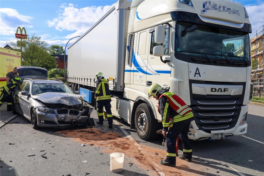 Unfall an McDonalds-Ausfahrt: Truck und BMW stoßen zusammen - Bei dem Zusammenstoß an der Ausfahrt wurde der Autofahrer verletzt.