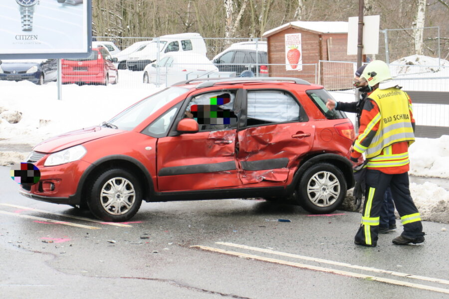 Unfall an Tankstelle an der B 169 - Ein Unfall mit einem Suzuki und einem Lkw hat sich am Donnerstag an der B 169 in Bad Schlema ereignet. 