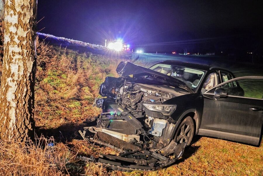 Unfall: Audi stößt gegen einen Baum - Der Unfallwagen wurde beim Aufprall schwer in Mitleidenschaft gezogen, die Beifahrerin wurde schwer verletzt. 