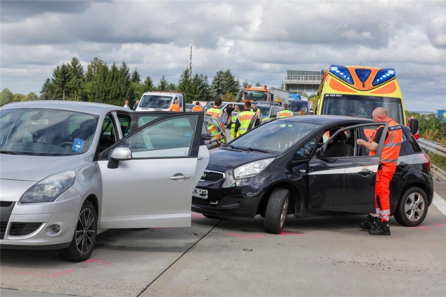 Unfall auf A 4: 28-Jähriger nach Autoraub in Chemnitz hinter Gittern - Bei dem Unfall zog sich der mutmaßliche Räuber des schwarzen Kias Verletzungen zu und kam ins Krankenhaus.