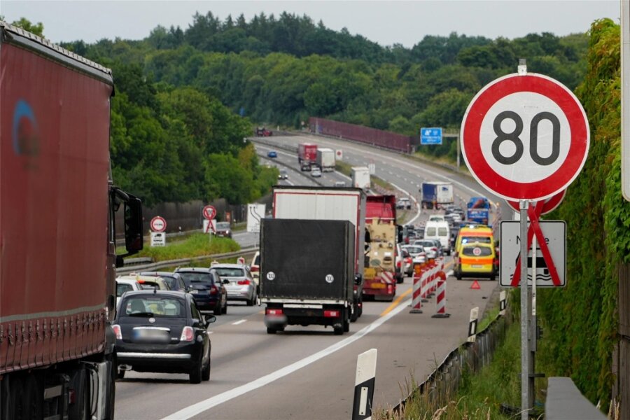 Unfall auf A 4 bei Frankenberg: Autos und Motorrad beteiligt - Laut Polizei wurde bei dem Unfall glücklicherweise niemand verletzt.