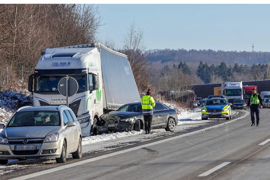 Unfall auf A 4 bei Hohenstein-Ernstthal: Eine Frau sowie drei Polizeibeamte bei Folgeunfällen verletzt - Ein Audi kollidierte aus unbekannter Ursache mit einem Lkw.