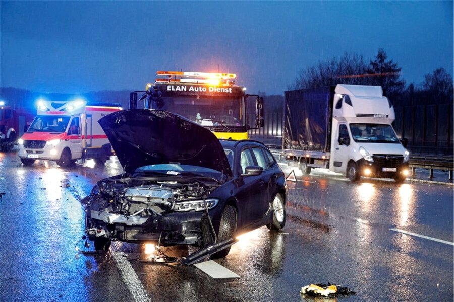 Unfall auf A 4: Rechts überholen führt zu Kollision zwischen BMW und Subaru - Der Sachschaden des Unfalls beläuft sich auf 30.000 Euro.