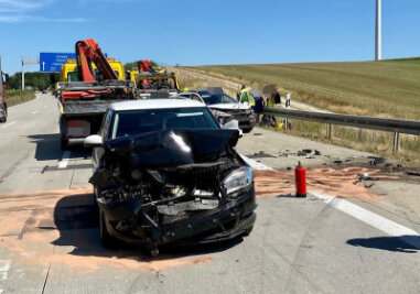 Unfall auf A 4: Skoda kollidiert mit Peugeot - Zwei Pkw sind gegen Samstagmittag auf der Autobahn 4 bei Glauchau zusammengestoßen. 