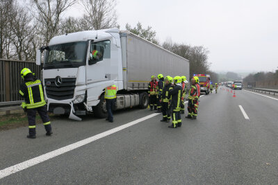 Unfall auf A 72 bei Wilkau-Haßlau: Lkw-Fahrer verstorben - 