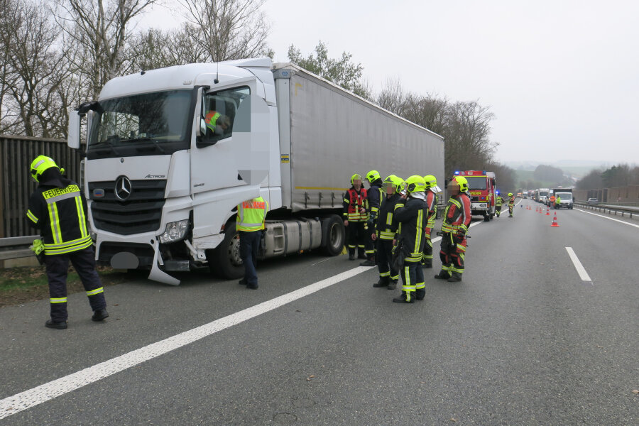 Unfall auf A 72 bei Wilkau-Haßlau: Lkw-Fahrer verstorben - 