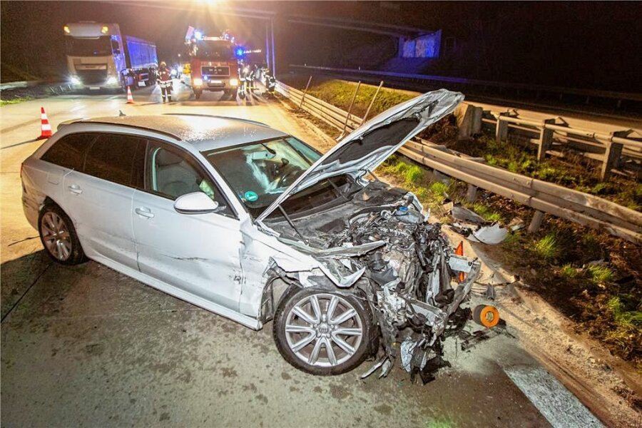 Unfall auf A 72 bei Zwickau: Auto schleudert zwischen Leitplanken hin und her - Gleich zweimal ist der Audi in die Mittelleitplanke gekracht, ehe er stehen blieb. 