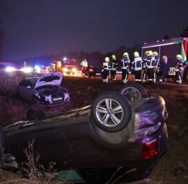 Unfall auf A4: Zwei Personen in Klinik - Der VW blieb neben der Autobahn auf dem Dach liegen. 