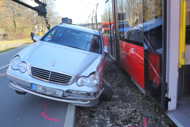 Unfall auf Annaberger Straße - Mercedes kollidiert mit Straßenbahn - Der Mercedes ist schrott.