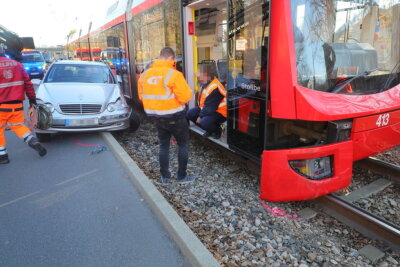 Unfall auf Annaberger Straße - Mercedes kollidiert mit Straßenbahn - Auch die Straßenbahn wurde schwer beschädigt.