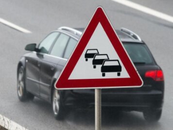 Unfall auf Autobahn: Zwölf Kilometer Stau - A72 zwei Stunden gesperrt - 