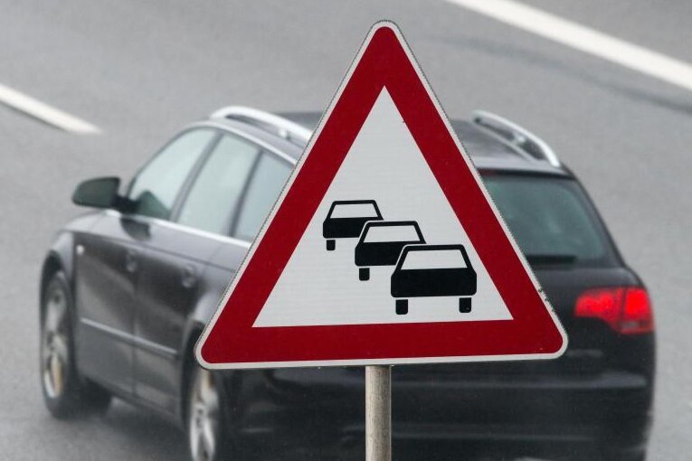 Unfall auf Autobahn: Zwölf Kilometer Stau - A72 zwei Stunden gesperrt - 