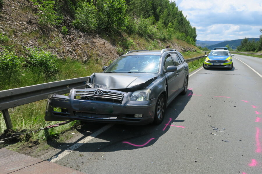 Unfall auf Autobahnzubringer Aue: Fahrer muss ins Krankenhaus - 