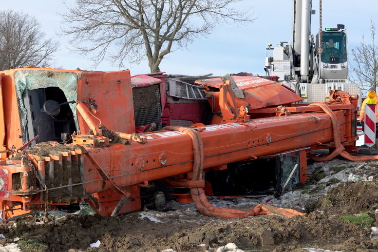 Unfall auf B 107 in Claußnitz: Schwerlastkran kippt auf Feld - 