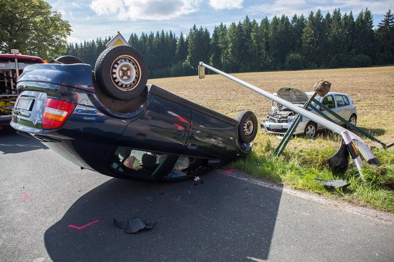 Unfall auf B 171: Opel landet auf Dach - vier Personen verletzt - Vier Verletzte sind das Resultat einer Zusammenpralls zwischen einem Renault und einem Opel am Samstag bei Marienberg.