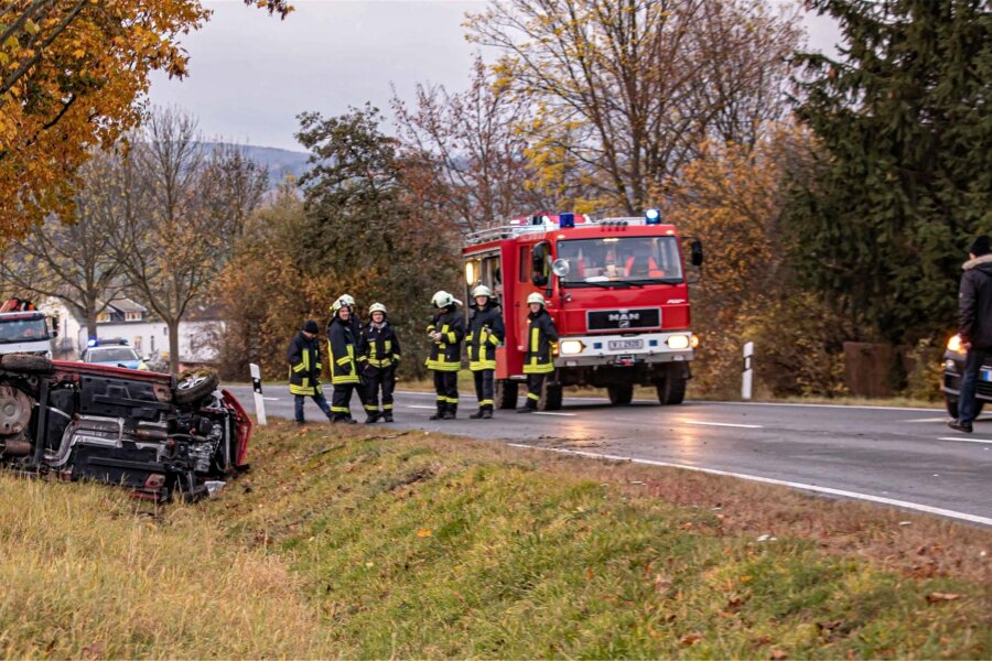 Unfall auf B 173 bei Thoßfell: Drei Personen schwer verletzt - Ein schwerer Unfall hat sich am Freitag aus Fahrtrichtung Pfaffengrün kurz vor Thoßfell ereignet.