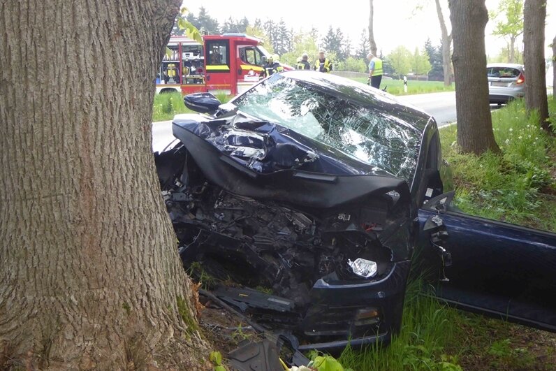 Unfall auf B 173: VW prallt frontal gegen Baum - 