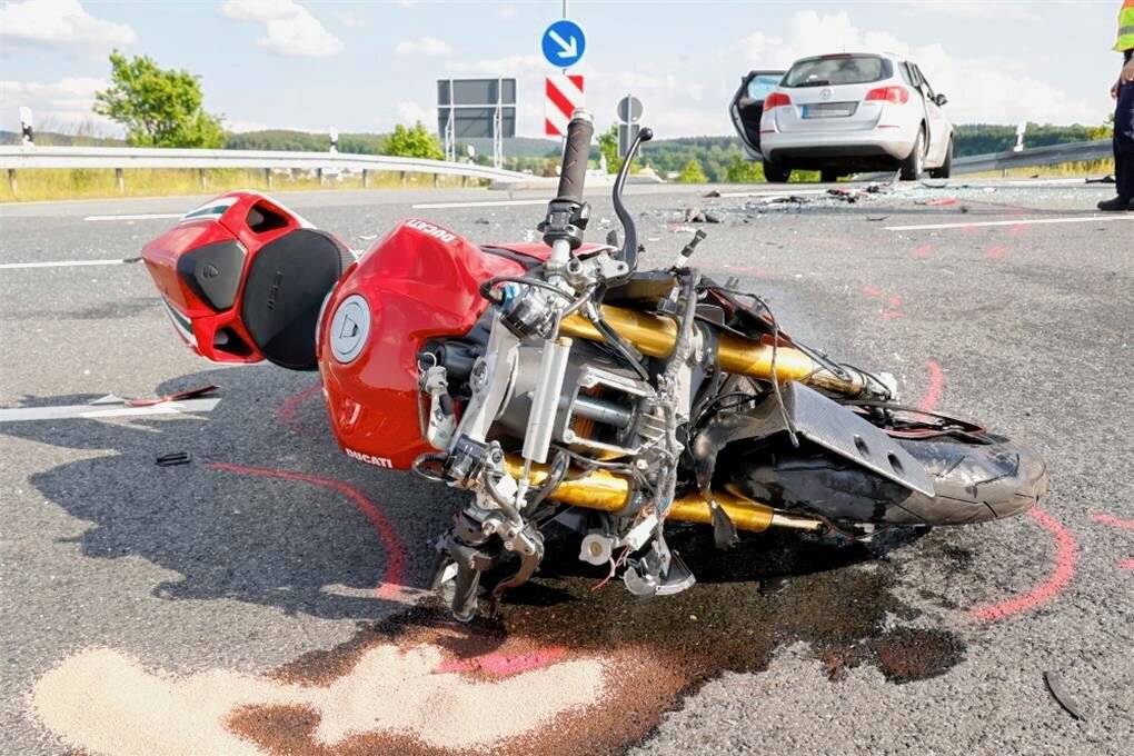 Unfall Auf B 174 Bei Marienberg: Motorradfahrer Schwer Verletzt