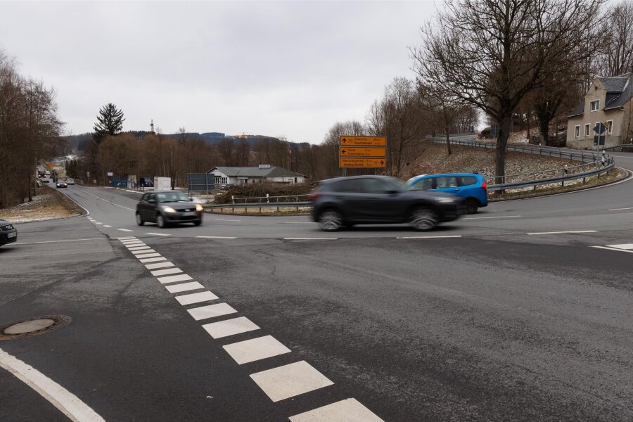Unfall auf B 95 zwischen Annaberg und Schönfeld: Bundesstraße nun wieder befahrbar - Am Dienstagmorgen hat es auf der B 95 nahe der Zschopautalkreuzung einen Unfall gegeben – am Abzweig nach Wiesa.