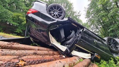 Unfall auf B92: Baum stürzt auf Auto - Das Unfallfahrzeug landete auf seinem Dach.