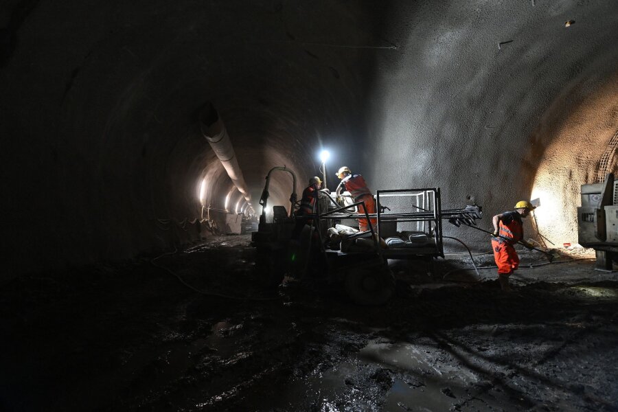 Unfall auf Baustelle des Brennerbasistunnels - Auf der Baustelle des Brennerbasistunnels ist es zu einem tödlcihen Unfall gekommen.