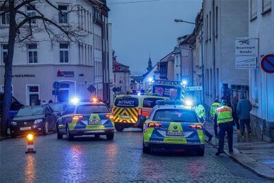 Unfall auf Chemnitzer Straße in Meerane: Jugendlicher Mopedfahrer kommt mit schweren Verletzungen in ein Krankenhaus - Polizei und Rettungsdienst waren nach dem Unfall auf der Chemnitzer Straße im Einsatz.