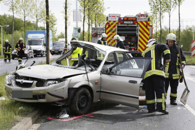 Die Feuerwehr musste die eingeklemmte Beifahrerin aus dem Mazda befreien.