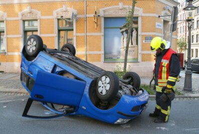 Unfall auf dem Sonnenberg: Fiat landet auf dem Dach - Der Fiat landete durch den Aufprall auf dem Dach.