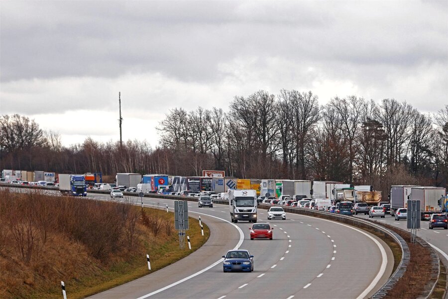 Unfall auf der A 4: Autobahn zwischen Glauchau-Ost und Hohenstein-Ernstthal rund eine Stunde voll gesperrt - Nach dem Unfall auf der A 4 hat sich in Richtung Dresden ein Stau gebildet.