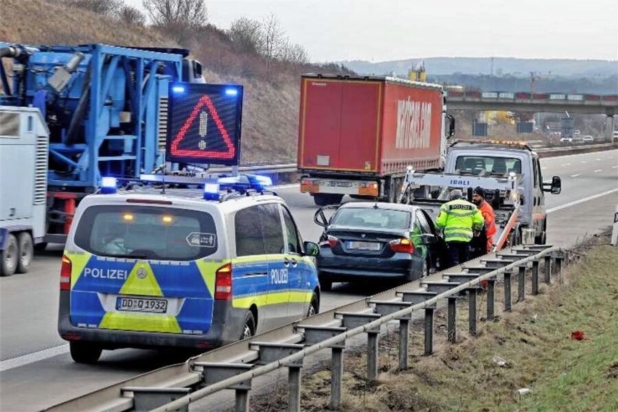 Unfall auf der A 4 bei Glauchau: Laster streift BMW - Die Polizei war nach dem Unfall auf der A 4 zwischen Glauchau-West und Glauchau-Ost im Einsatz. 