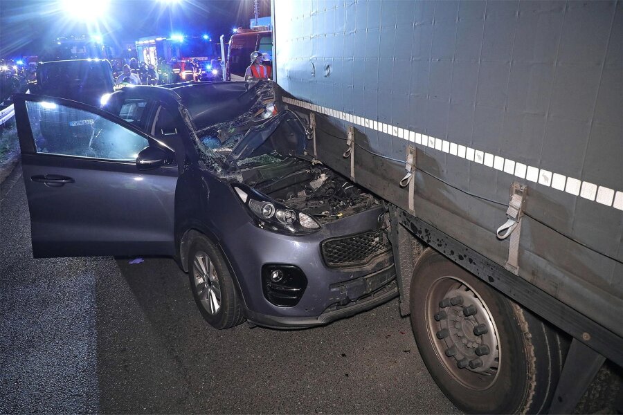 Unfall auf der A 4 nahe Siebenlehn: Alkoholtest positiv - Bei dem Auffahrunfall schob sich der Kia unter den Auflieger eines parkenden LKW.