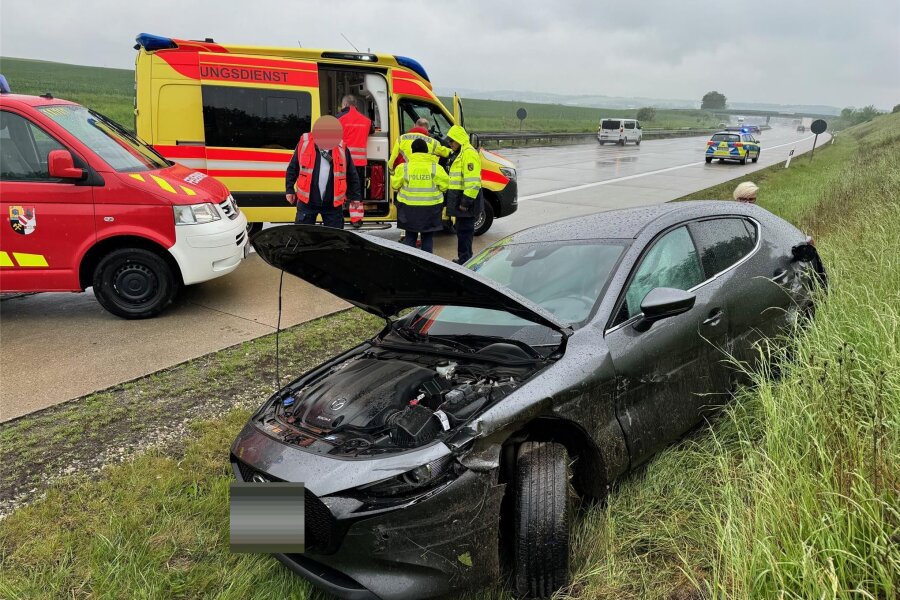 Unfall auf der A 4: Zwei Fahrstreifen kurz vor der Abfahrt Glauchau-Ost gesperrt - Der Mazda steht nach dem Unfall neben der A 4.