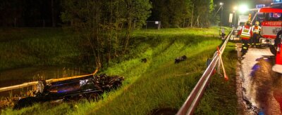Unfall auf der A 72: In dem Wrack starben zwei 19-Jährige - Die Autobahn in Fahrtrichtung Chemnitz war für die Unfallaufnahme und Bergungsarbeiten bis zum Morgen gesperrt. 