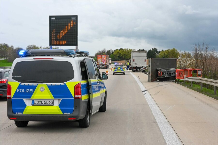 Unfall auf der A14: Anhänger mit Arbeitsbühnen prallt auf Leitplanke - Auf der A14 zwischen Döbeln-Nord und Leisnig war nach einem Unfall eine Fahrspur sowie der Standstreifen gesperrt.