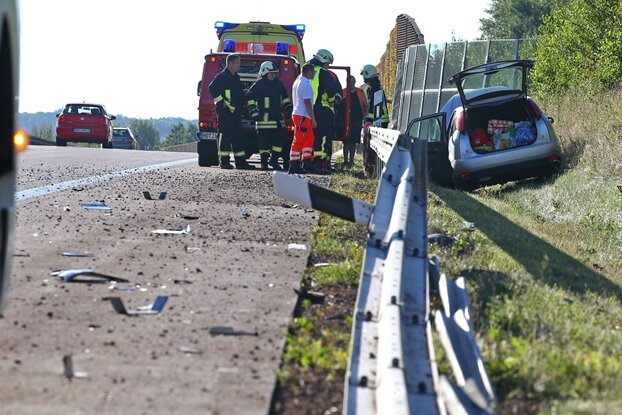Unfall auf der A4 - 80 Meter Leitplanke beschädigt - 