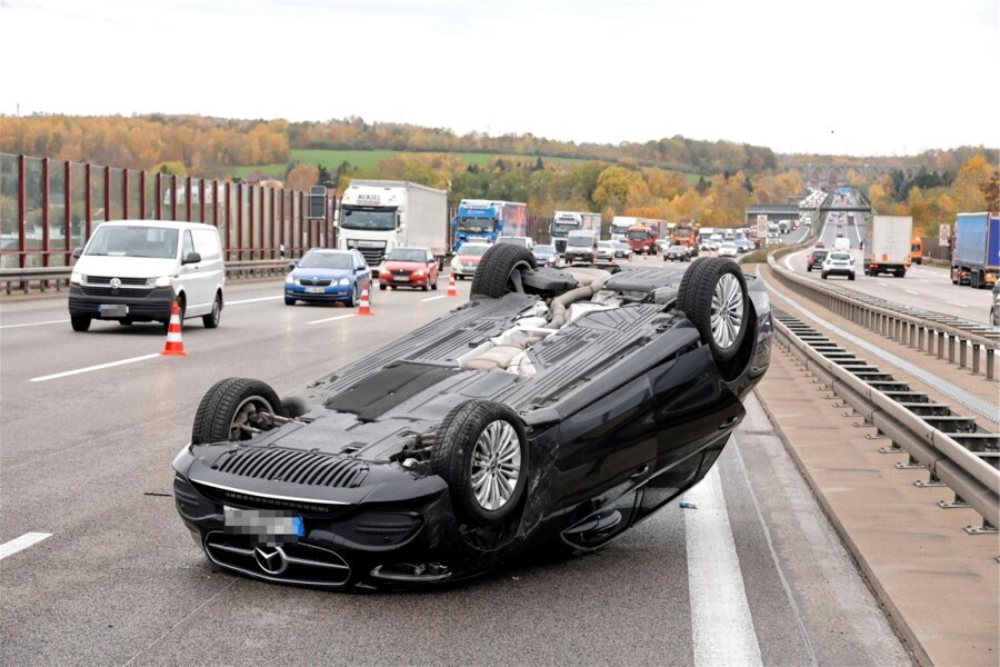 Unfall auf der A4 bei Chemnitz-Glösa: Plötzlich ging Motorhaube auf - Ein Mercedes ist bei dem Unfall am Dienstagmorgen auf dem Dach gelandet.