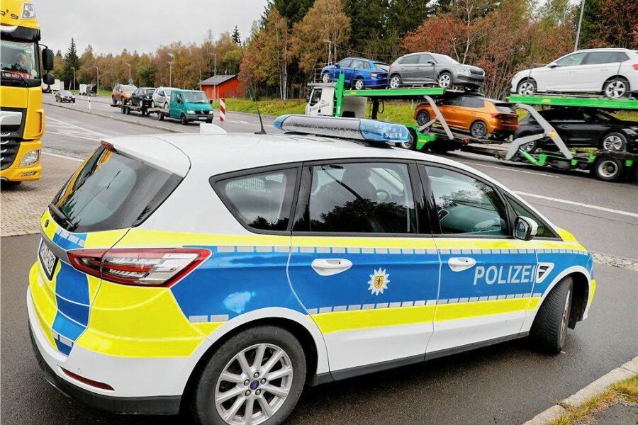 Unfall auf der A4 bei Siebenlehn: Audi-Fahrer schwer verletzt - Die Polizei warnte vor Verkehrsbehinderungen nach einem Unfall auf der Autobahn 4.