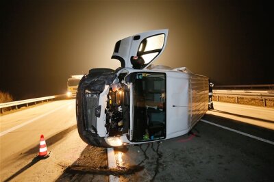 Unfall auf der A4: Transporter kollidiert mit liegen gebliebenem Lkw-Rad - 