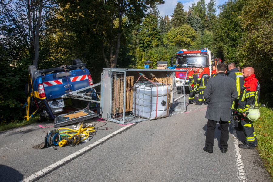 Unfall auf der B 101 in Schlettau: Transporter mit Chemikalien überschlägt sich