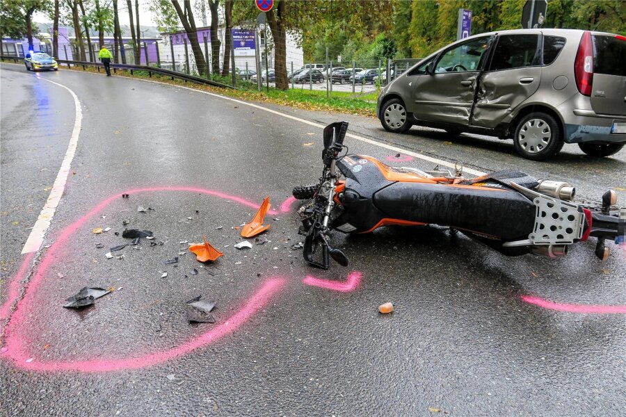 Unfall auf der B 169 am Erzgebirgsstadion in Aue: Motorradfahrer verletzt - Die Unfallstelle auf der Bundesstraße 169 an der hinteren Ausfahrt des Erzgebirgsstadions n Aue.